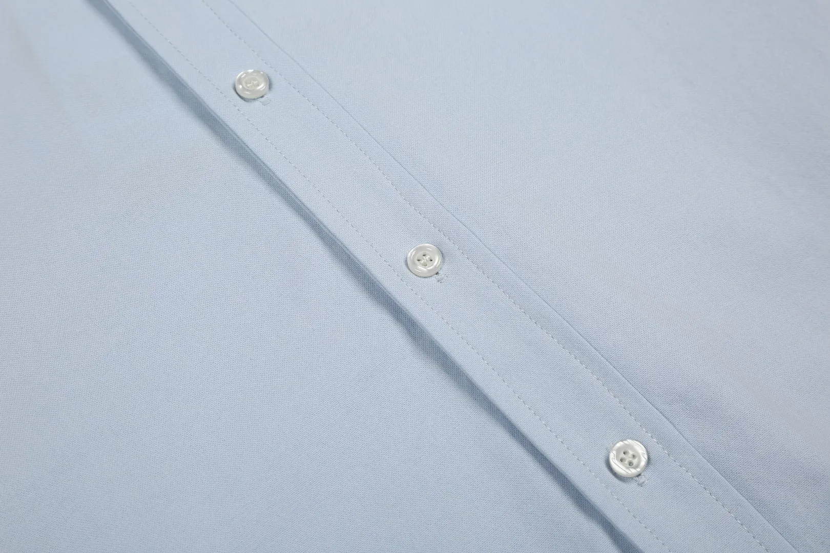 P230 White background picture [Evergreen for all seasons] Style number: 25011# Color: Navy red label/original blue/original white/matte pink/khaki/charcoal gray/black/dark blue white label Size: S to Face 100 cotton oxford spun, pre-laundering treatment, tight and soft texture ✅ - Custom dyed original pearlescent white buttons with different sizes ✅ - Special shaped chiffon foil included in the collar door tube, not easy to deform and pull ✅ - RL classic version of oxford spun shirt, thick and crisp feeling brought by oxford cloth, can be worn alone as an outer layer, can be matched with all seasons, practical wear, a must-have item in the wardrobe, start with eyes closed